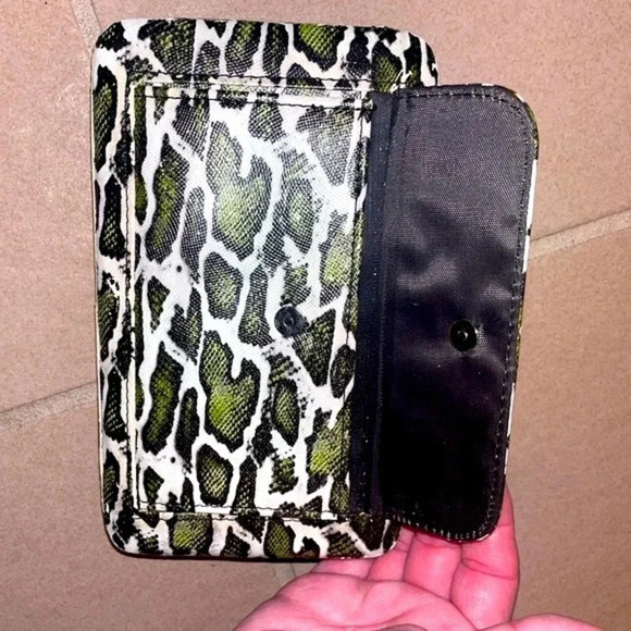 HARD CASE IVORY GREEN AND BLACK PYTHON FAUX LEATHER CLUTCH - Picture 8 of 9